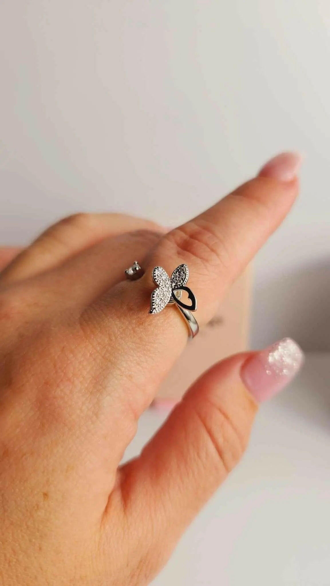 Anillo Fidget Spinner con forma de mariposa helada