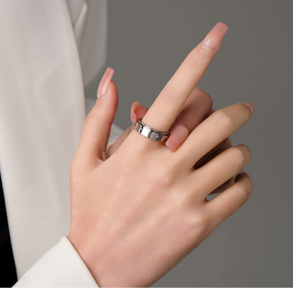 Anillo de plata con grabado celestial para la ansiedad