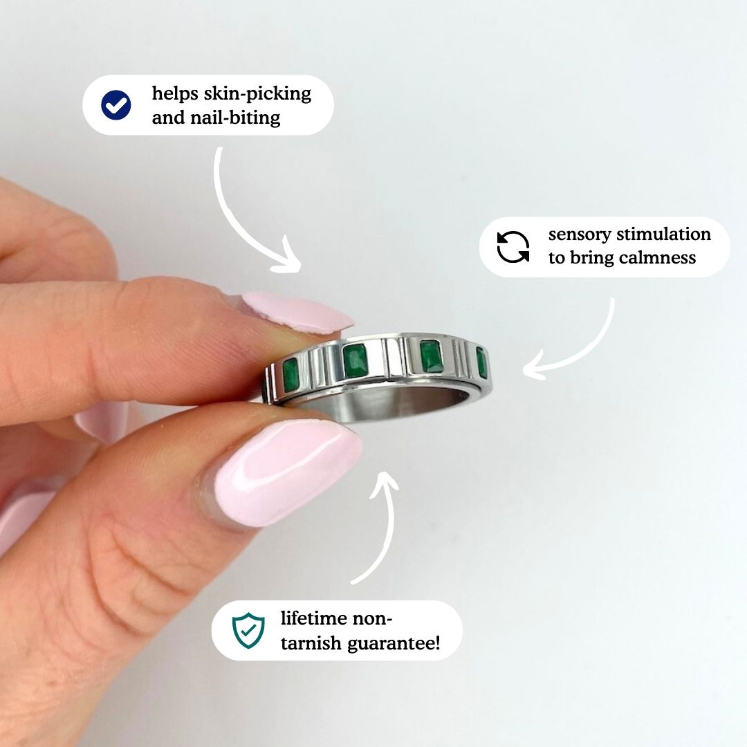 Anillo de plata con cristal de esmeralda para la ansiedad