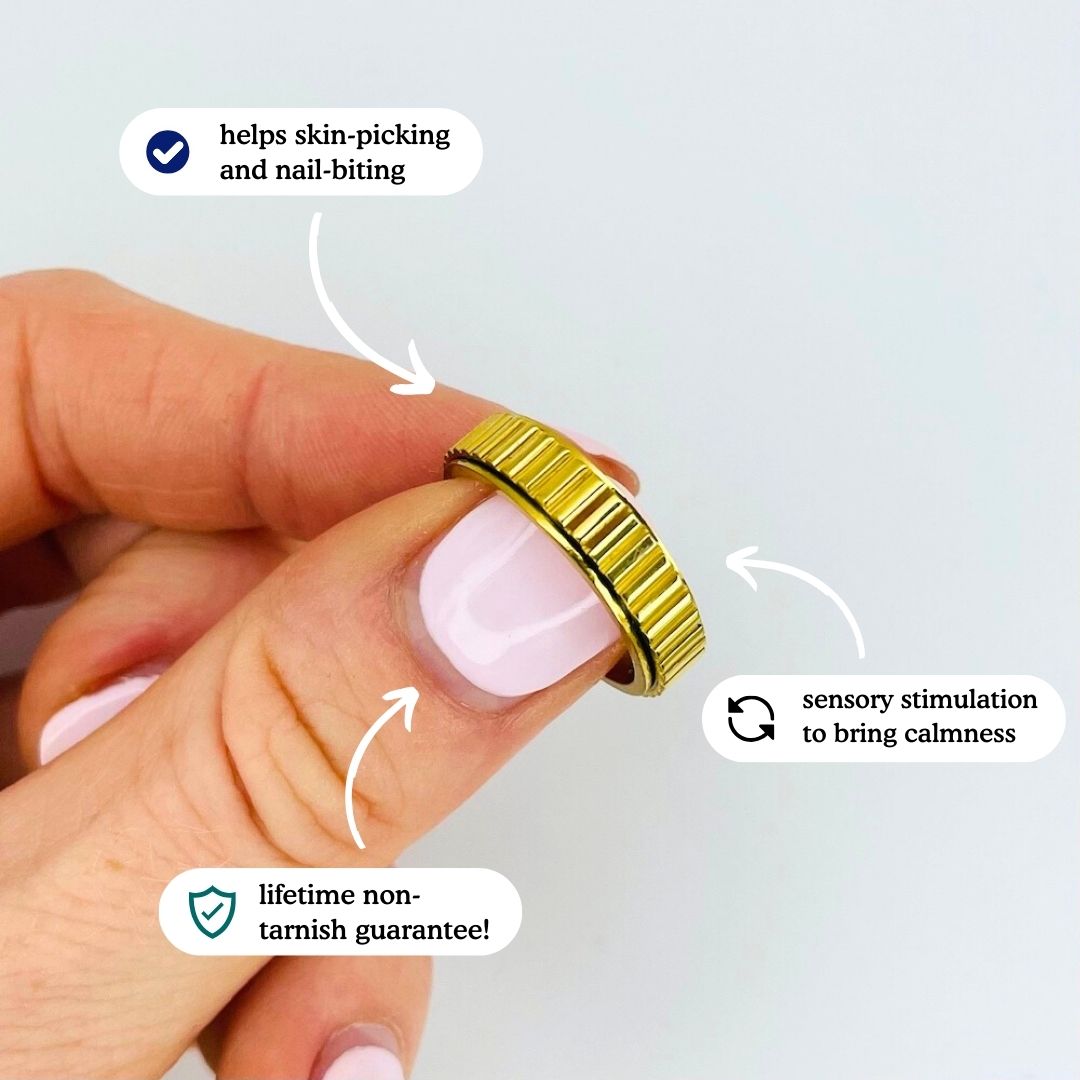 Anillo de ansiedad ranurado de oro