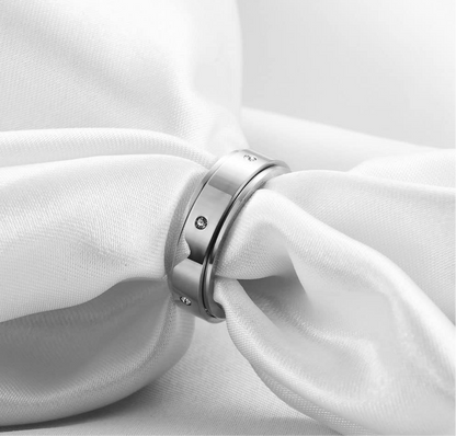 Anillo de plata con grabado celestial para la ansiedad