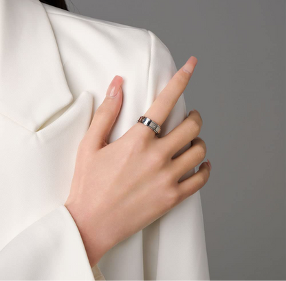 Anillo de plata con grabado celestial para la ansiedad