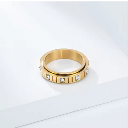 Anillo de ansiedad de cristal blanco y dorado