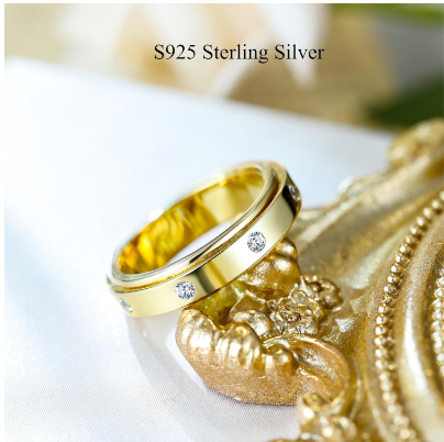 Anillo de ansiedad dorado con grabado celestial