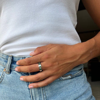 Anillo de plata con cristal de esmeralda para la ansiedad