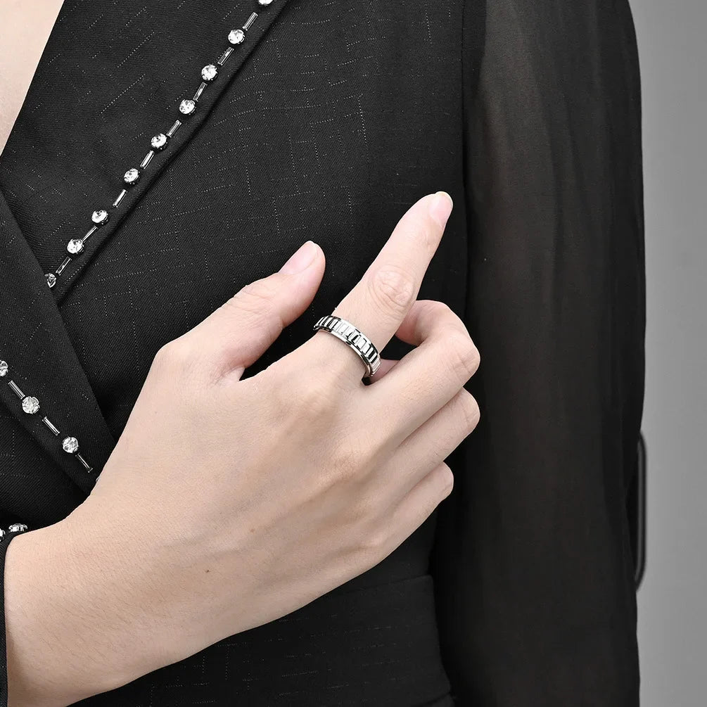 Anillo de plata ranurado para la ansiedad