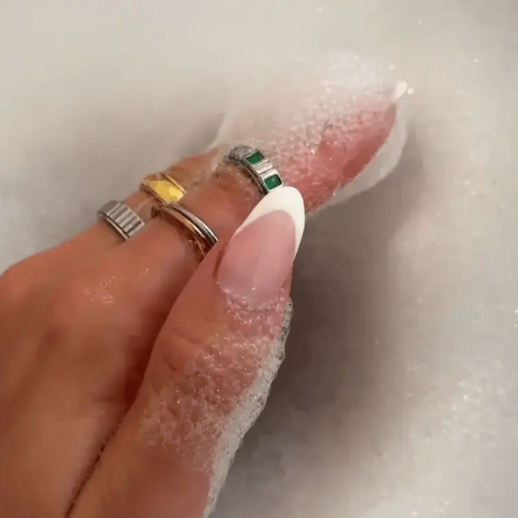 Anillo de plata con cristal de esmeralda para la ansiedad