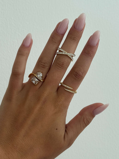 Daisy Crossed Rhinestone Band Ring